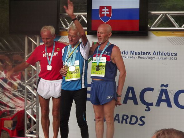 vyhodnotenie maratónu: vľavo Nemec H. Froehlich, v strede ja a v pravo Rus V. Melich.